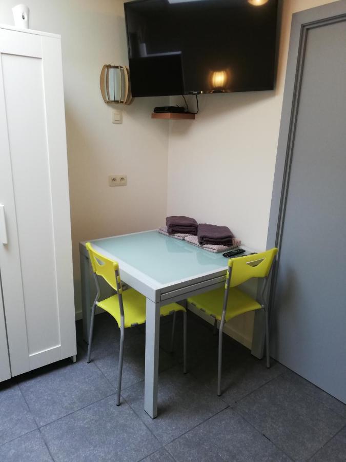 Budget Room Lommel Bagian luar foto